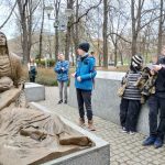 Uczniowie wysłuchują historii mordu oficerów w Katyniu, dokonanej przez Sowietów - Pomnik Katyński.