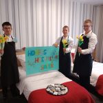 Uczniowie II klasy BS1S w zawodzie pracownik pomocniczy obsługi hotelowej promują zawód hotelarza trzymając plakat z główną maksymą hotelarstwa : „Hospes Hospiti Sacer” co znaczy „ Gość gospodarzowi święty”.