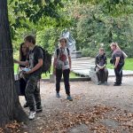 Zieleń pomaga się skoncentrować. Uczniowie w Parku Juliusza Słowackiego.